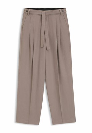 Beige broek met hoge taille, plooien, zijzakken, door knopen bevestigde broeklussen en een bijpassende stoffen riem die aan de voorkant is gestrikt.