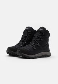 Zwarte geïsoleerde wandelschoenen met een bovenwerk van textuurstof, rubberen zool en patroonveters, met een hoge ontwerp en versterkte neus.