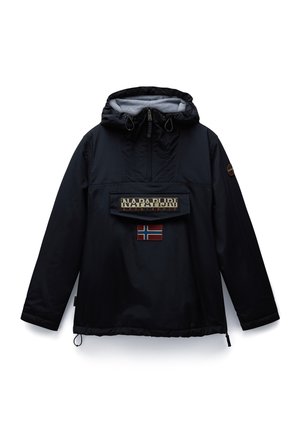 Giacca pullover nera con cappuccio, tasca frontale e logo "Napapijri". Presenta una toppa con la bandiera norvegese rossa e blu sulla tasca.