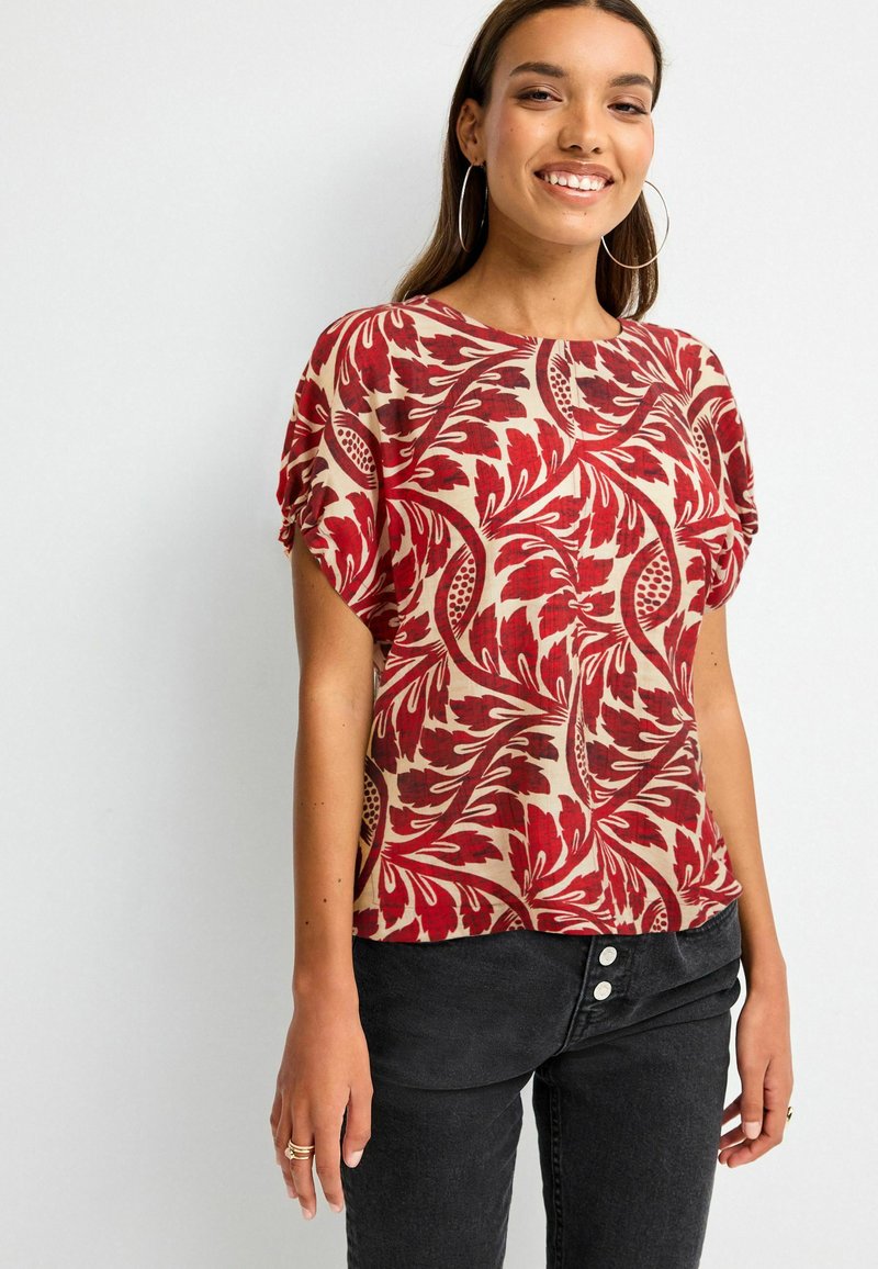 Next GATHERED SHORT SLEEVE TEXTURED BOXY  PETITE - Blúz - red ecru leaf print