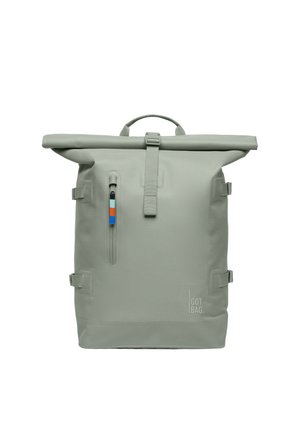 Grå rulle-rygsæk med frontlynlåslomme, farverige trækstropper, sidestropper, topstrop og diskret "GOT BAG" logo i nederste højre hjørne.