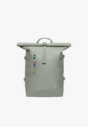 Grå rulle-rygsæk med frontlynlåslomme, farverige trækstropper, sidestropper, topstrop og diskret "GOT BAG" logo i nederste højre hjørne.