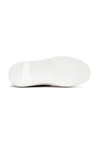Weißer Gummisohlen Schuh mit einem strukturierten Zickzackmuster, glatten Abschnitten und abgerundeten Kanten. Minimalistisches Design in neutraler Farbe.