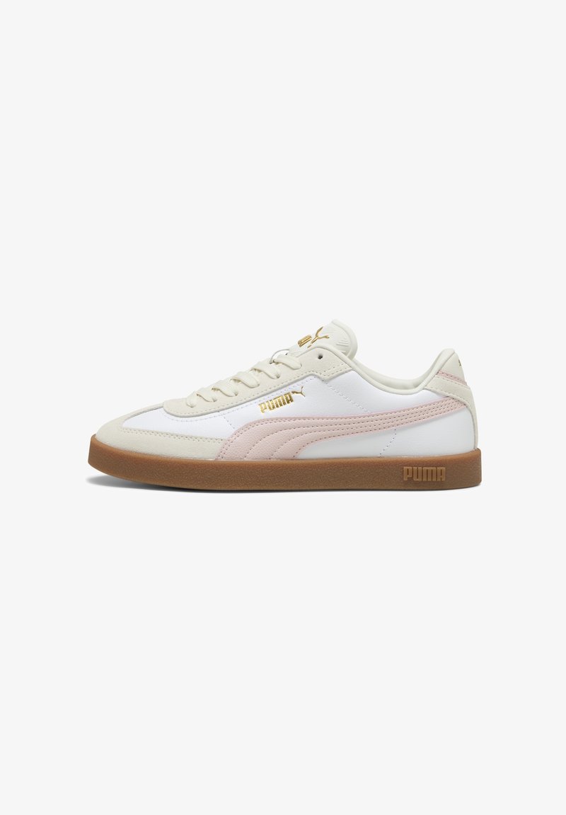 Baskets Puma profil bas avec tige blanche et beige, bande rose pâle, accents de logo dorés, et semelle en caoutchouc gomme, vue de côté sur fond blanc.