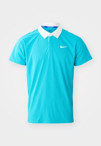 Turkusowa koszulka polo z białym kołnierzykiem, krótkimi rękawami oraz małym białym logo Nike na lewej piersi. Wykonana z teksturowanej tkaniny.