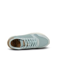 Zapatilla deportiva de color azul claro, fabricada en malla y ante con detalles de corcho. Cuenta con cordones planos, punta redonda y suela de goma texturizada.