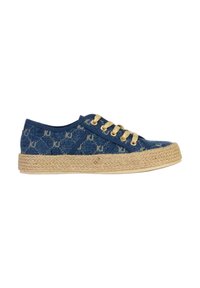 Espadrille de denim azul con suela de yute trenzado, con ojales y cordones en tono dorado, y un diseño de logo estampado por toda la superficie.