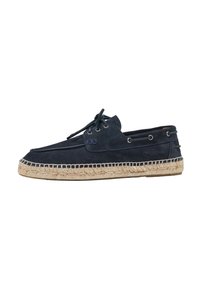 Espadrille en suède marine avec une semelle intermédiaire en jute tissé, design à lacets, œillets en métal et détail de finition cousue.