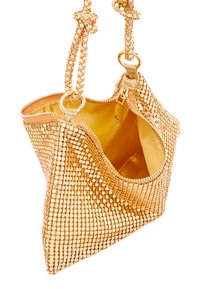 Metallic guld håndtaske med mesh-design, lynlåslukning og to flettede stropper. Indvendigt foret med gult stof og har en kompakt form.