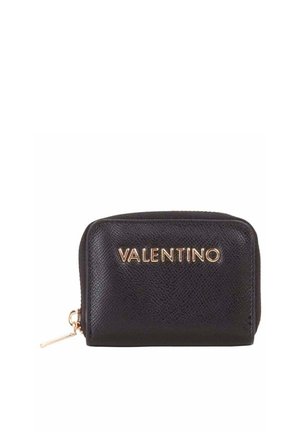 Cartera de cuero negro texturizado con cremallera dorada y logotipo dorado "VALENTINO" centrado en el frente.