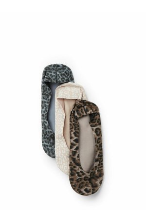 Drie paar balletschoenen: grijs met luipaardprint, beige met lichte luipaardpatroon en bruin met donkere luipaardontwerp. Zacht materiaal.