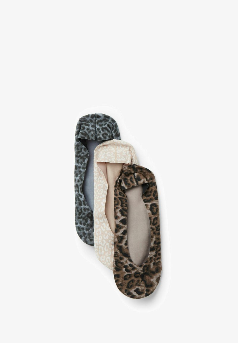 Trois paires de ballerines : grises avec imprimé léopard, beiges avec un léger motif léopard et marron avec un design léopard foncé. Tissu doux.