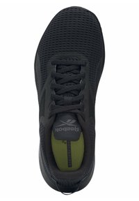 Černá sportovní obuv s síťovinovým svrškem, texturovaným designem a zelenou stélkou. Má černé tkaničky a nenápadné logo na jazyku.