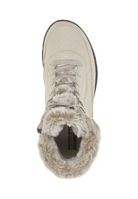 Zapatilla beige con parte superior de cuero perforado, cordones en contraste y un cuello de piel sintética. Punta redondeada y suela gruesa. Etiqueta interior visible.