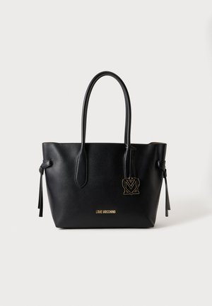 Czarna skórzana torba typu tote z długimi uchwytami, złote logo "LOVE MOSCHINO", bocznymi chwostami i zwisającym złotym charms w kształcie serca.