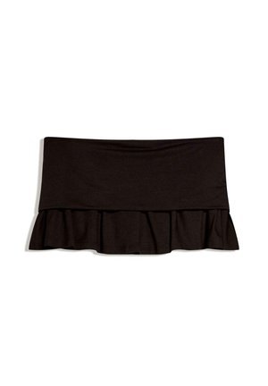 Schwarzer, gefalteter Taillengürtel mit gerüschtem Rand aus weichem Stoff, flach auf einem weißen Hintergrund ausgelegt.