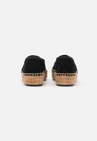 Svarta mocka espadrillos med en sula insvept i jute och gummibas. Mjuk textur, elastiska detaljer baktill för komfort.