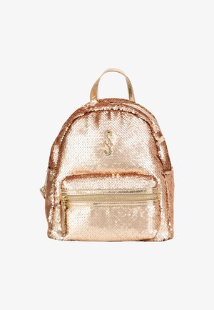 Plecak w kolorze różowego złota, ozdobiony cekinami, o zaokrąglonym kształcie, z przednią kieszenią na zamek błyskawiczny i uchwytem na górze. Posiada błyszczące metaliczne akcenty oraz teksturowaną powierzchnię.