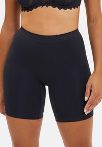 Pantalones cortos de ciclismo negros de talle alto en una tela suave y elástica. Cuenta con un diseño sin costuras, una cinturilla elástica y un logotipo sutil.