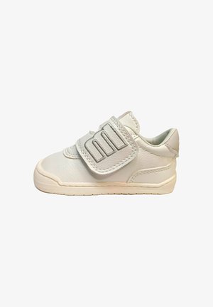 Zapatilla blanca para niño pequeño con una sola tira ancha de velcro y costuras con textura, mostrada de perfil izquierdo sobre un fondo liso.