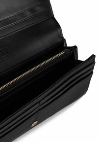 Zwarte leren portemonnee met meerdere kaartsleuven en een ritscompartiment. Voorzien van gouden hardware en een drukknoopsluiting voor veilige toegang.
