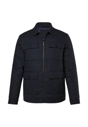 Navyblaues Wolljackett mit Reißverschluss vorne, umlegbarem Kragen, vier Vordertaschen und Knopfdetails. Glatte Textur und strukturierter Schnitt.