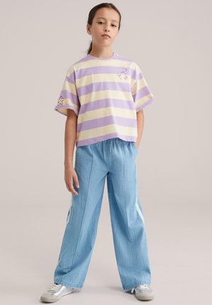 Svītrains īss piedurkņu T-krekls lavandas un dzeltenā krāsā ar ziedu izšuvumiem; kopā ar gaiši zilām plašām biksēm ar sānu svītrām.