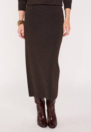 Gonna maxi marrone in maglia con cinta aderente, tessuto texturizzato e silhouette dritta, abbinata a stivali in pelle marrone al ginocchio.