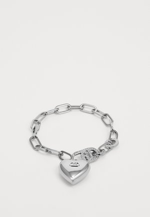 Silberarmband mit einem herzförmigen Anhänger und einem verknüpften Kettendesign, featuring einem detaillierten Verschluss, der mit funkelnden Akzenten verziert ist.