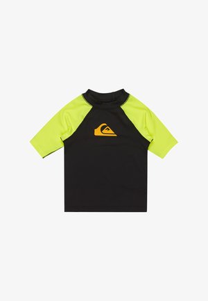 Lyhythihainen surffipaita mustana, kirkkaan neonvihreillä yksityiskohdilla. Sisältää oranssin logon ja istuvan muotoilun aktiiviseen käyttöön.