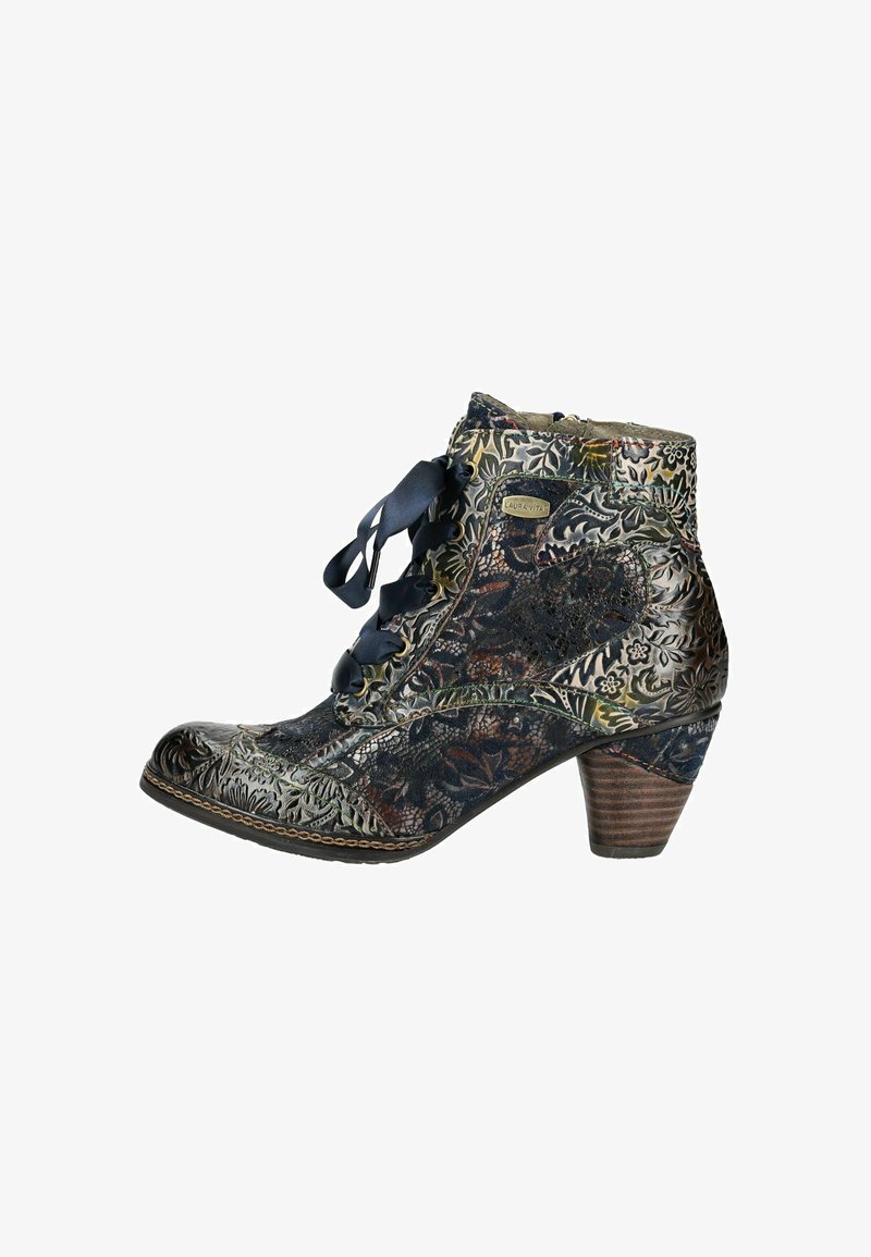 Schnürstiefelette aus mehrfarbigem, geprägtem Leder mit Blumenmuster, dunkelblauen Satin-Schnürsenkeln und einem konischen Holzblockabsatz.
