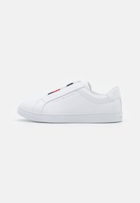 Weiße Sneaker aus glattem Leder, mit runder Zehenpartie und als Slipper gestaltet. Mit bunten Logoakzenten und einer strukturierten Gummisohle.