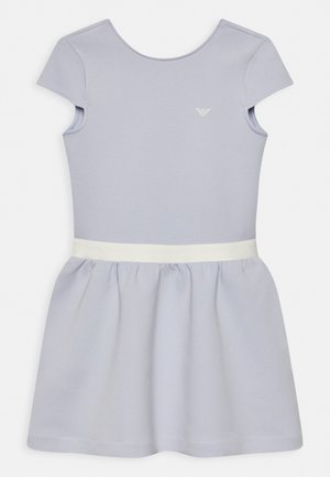 Robe courte à manches courtes de couleur violet clair avec un col rond, une ceinture blanche à la taille et un petit logo blanc sur la poitrine.