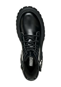 Bottines noires en cuir avec une finition brillante, à bout rond, semelle épaisse et robuste, et design à lacets. Elles comportent une semelle intérieure marquée et une fermeture éclair sur le côté.
