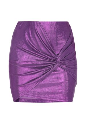 Gonna corta viola lucida con un dettaglio ad nodo intrecciato sul davanti e una texture del tessuto liscia e leggermente riflettente.