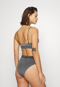 Calvin Klein Swimwear AUTHENTIC DEMI BRALETTE - Parte de cima de biquíni - black