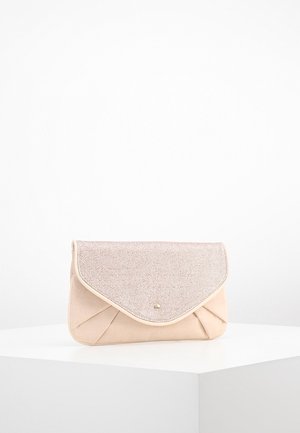 Pochette en tissu beige avec un rabat texturé et un petit bouton métallique unique, exposée sur un cube blanc sur fond blanc.