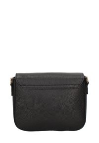 Borsa a tracolla nera in pelle con superficie texture, forma rettangolare, chiusura a pattina e design minimalista. Accenti in hardware dorato.