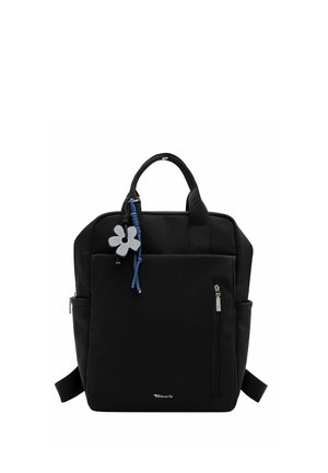 Zaino quadrato nero con manici superiori, tasca frontale con cerniera, tasche laterali e portachiavi in corda blu con un ciondolo a forma di fiore.