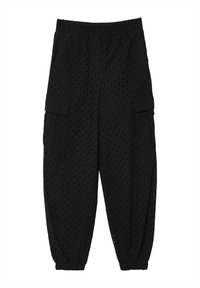 Pantalons cargo noirs en tissu texturé avec des motifs découpés, taille élastique et poignets élastiques, conçus avec des poches latérales.