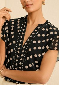 Love & Roses V NECK SLEEVE-REGULAR FIT - Blūze - black polka dot