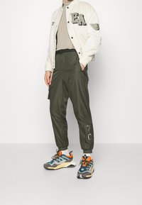 EA7 Emporio Armani Teplákové kalhoty - olive