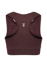 Vinröd sport-bh med rundad rygg, tillverkad av stretchtyg, med slät textur och tre vita chevrondetaljer mitt på ryggen.