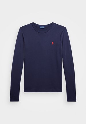 Námornícky dlhý rukáv tričko vyrobené z bavlny. Obsahuje výstrih do okrúhla a malé červené polo logo na ľavej hrudi. Hladká textúra, priliehavý dizajn.