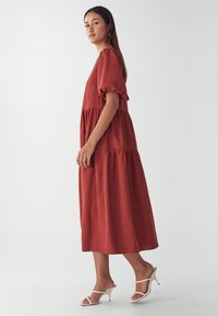 WILLA TIAA MIDI DRESS - Päevakleit - rust
