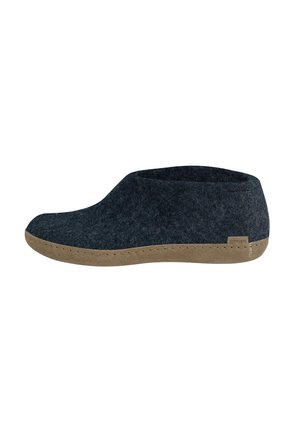 Mørkegrå filt slip-on sko med lav ankeludskæring og brun gummisål, vist fra siden på en hvid baggrund.