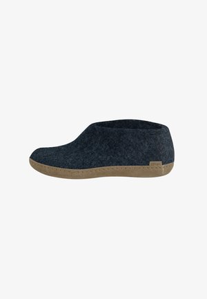 Dunkelgrauer Filz-Slipper mit niedrigem Knöchelschnitt und brauner Gummisohle, seitlich auf weißem Hintergrund gezeigt.