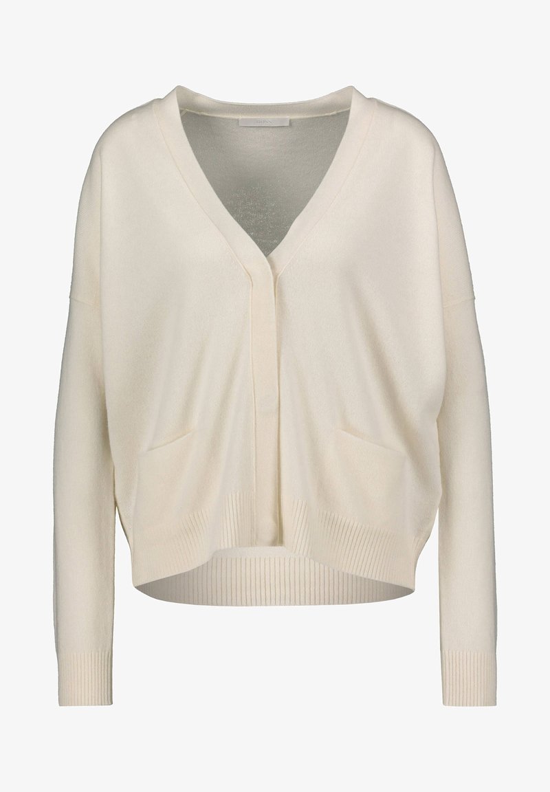 Cardigan à manches longues couleur crème, col en V, poches avant, poignets et ourlet côtelés, présenté sur fond blanc.
