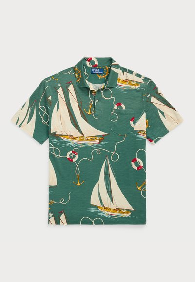 Polo majica s kratkimi rokavi v zeleni barvi z motivom jadrnice in pomorske tematike. Ima ovratnik, gumbasto zapenjanje in subtilno podrobnost žepka.