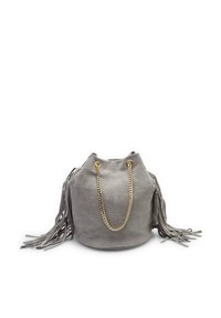 Borsa a secchiello in suede grigio con frange, manici in catena dorata e chiusura con coulisse. Texture morbida con base arrotondata e cima a punta.